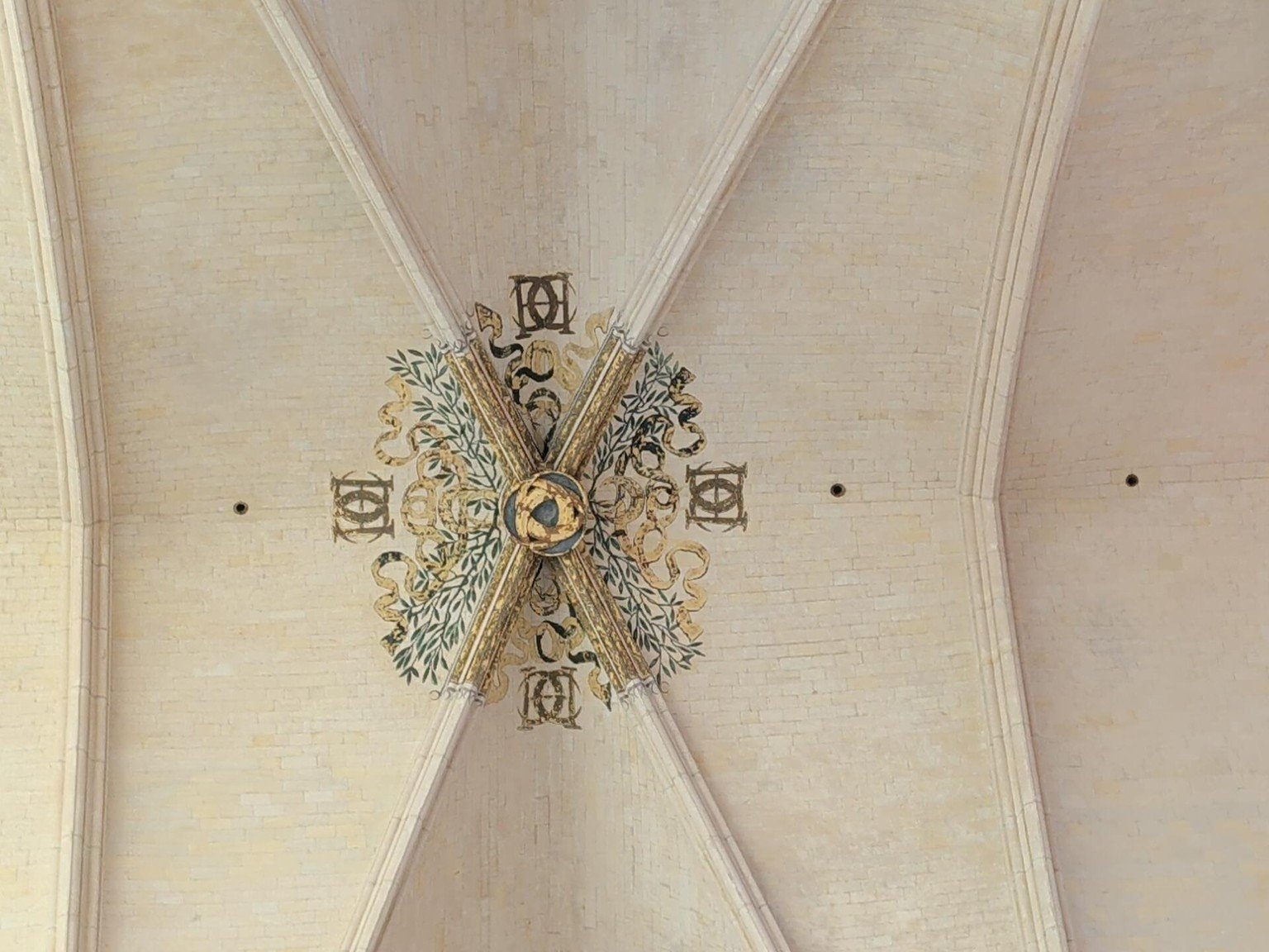 Clé de voûte peinte de la Sainte-Chapelle de Vincennes avec les monogrammes d’Henri II et de Catherine de Médicis