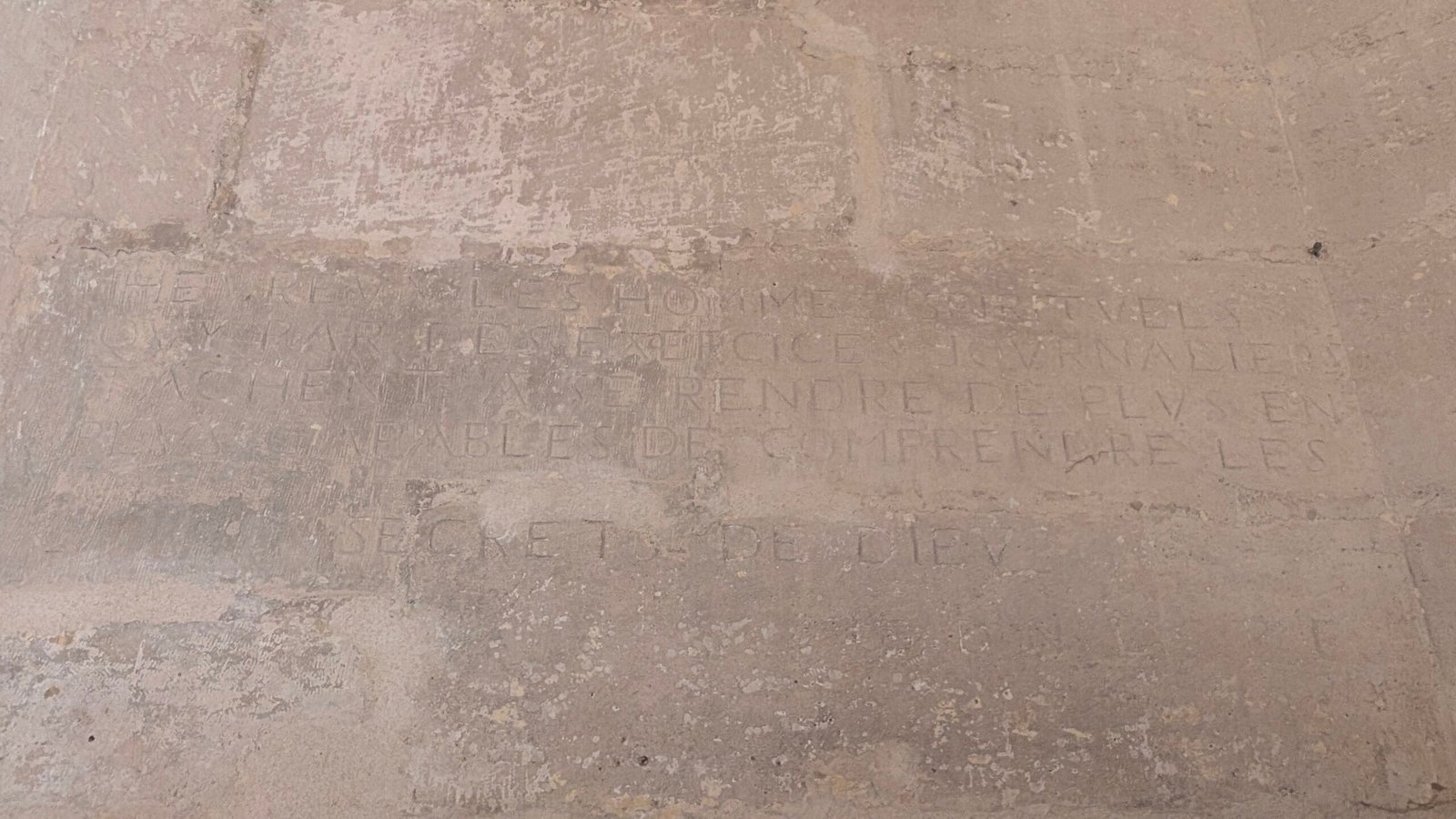Seconde maxime très effacée visible sur le mur voisin de la cheminée dans la salle du Trésor du donjon de Vincennes