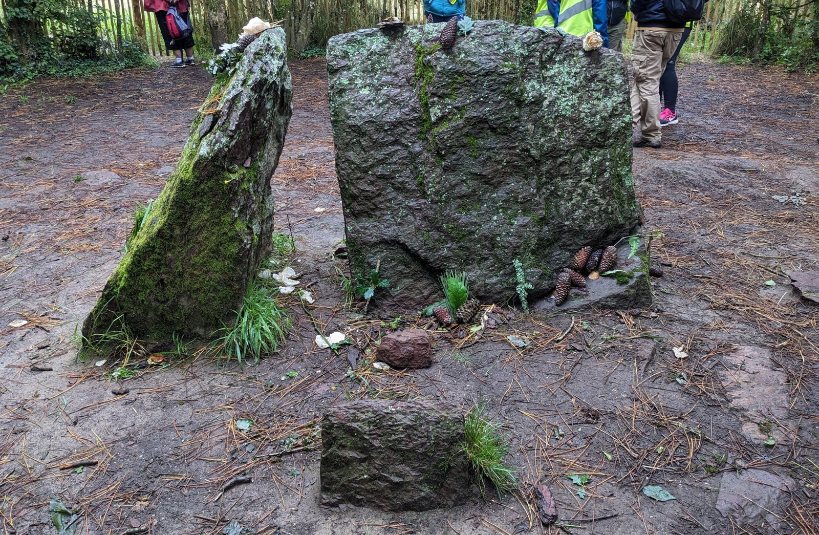 Détail du vestige Le tombeau de Merlin, détruit pour un trésor qui n’existait pas