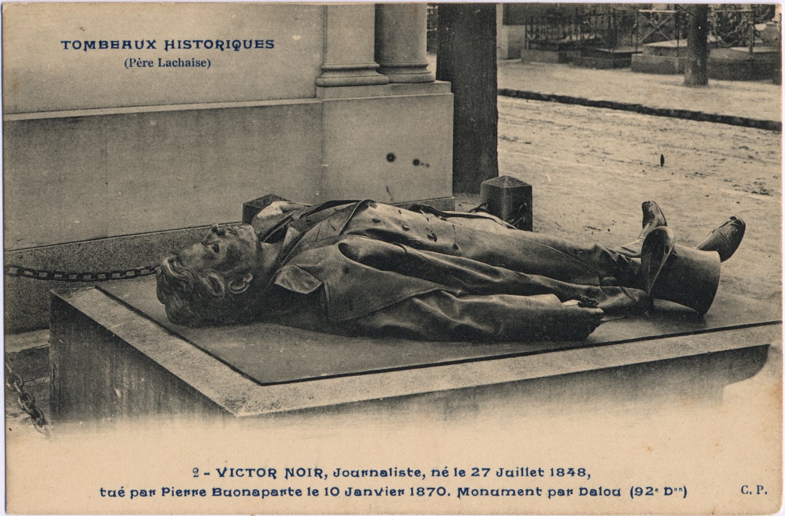 Tombeau de Victor Noir au Père-Lachaise vers 1900