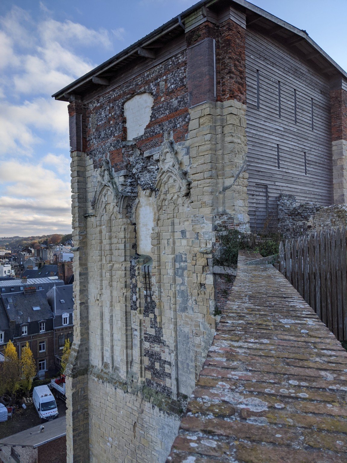 Détail du vestige La tour Saint-Rémy, clocher médiéval intégré au château de Dieppe