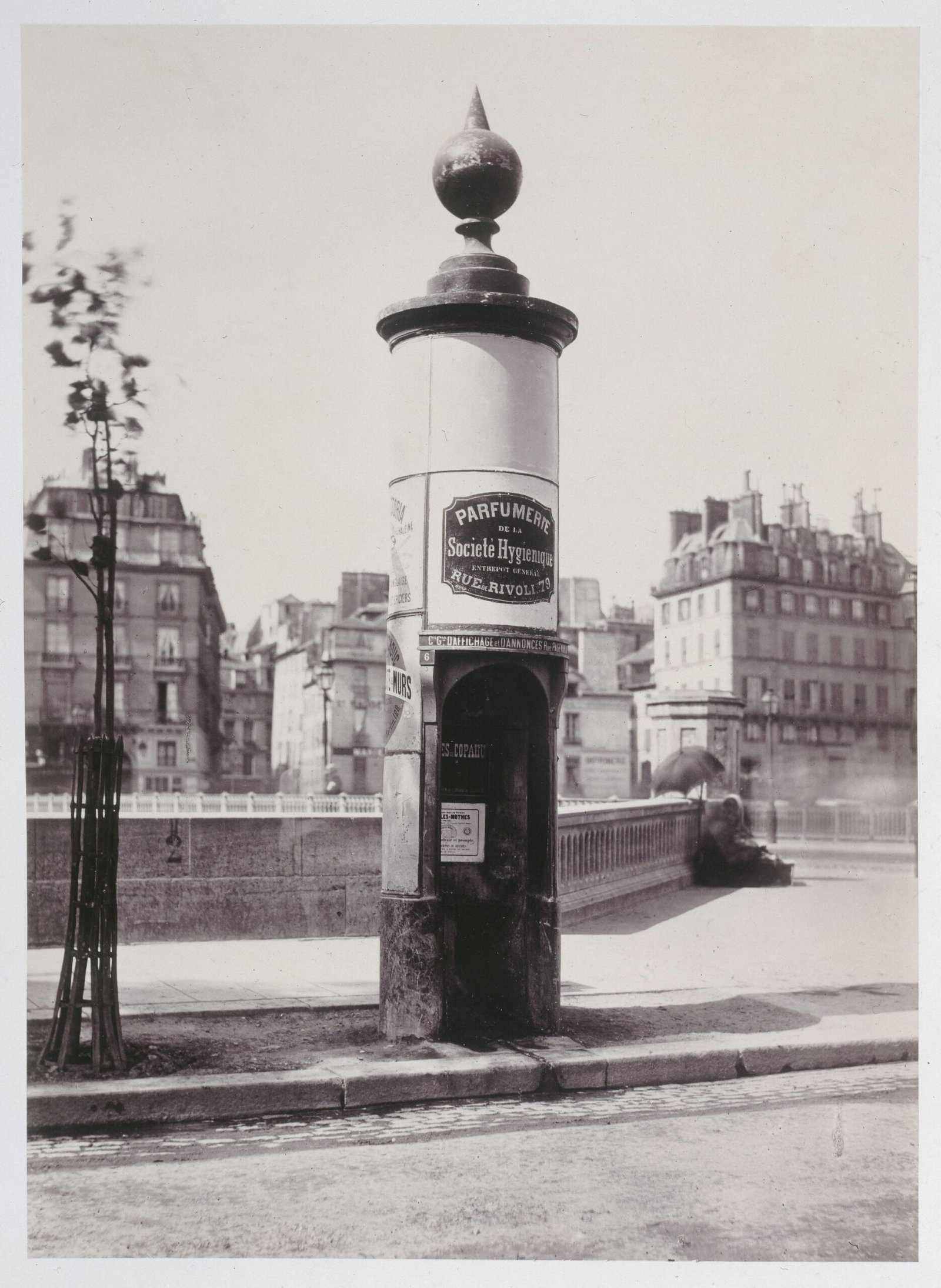 Vespasienne parisienne photographiée par Charles Marville au XIXe siècle