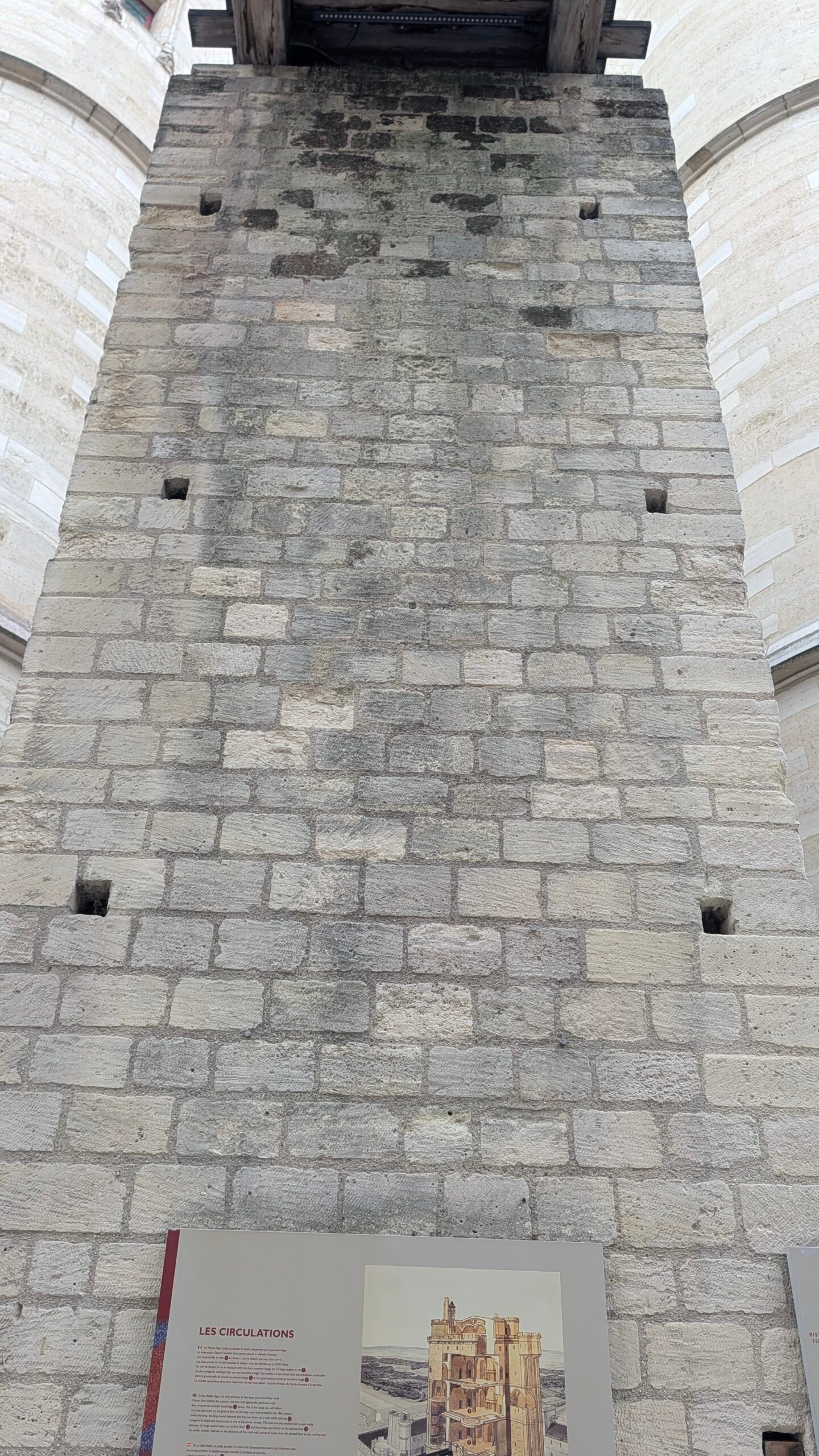 Détail du vestige Ces trous de boulin sont bien réels… mais leur pilier date des années 1930