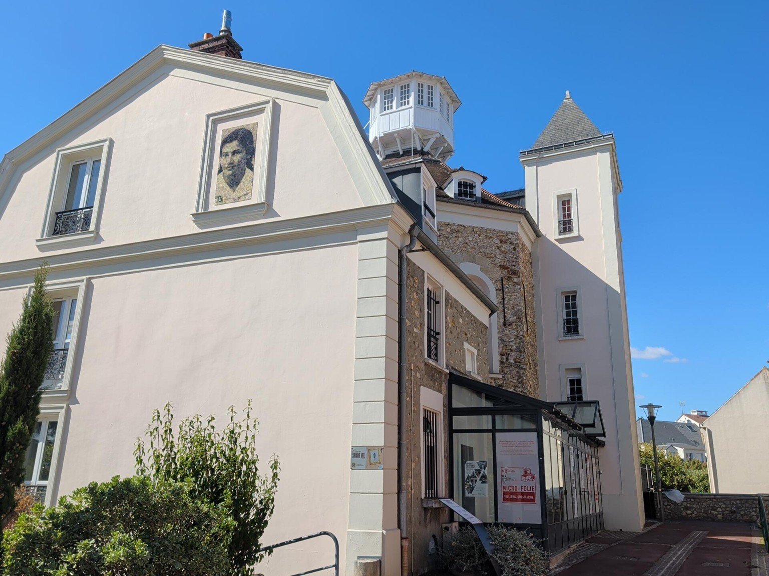 Vue d’ensemble du musée Émile Jean avec son belvédère à Villiers-sur-Marne