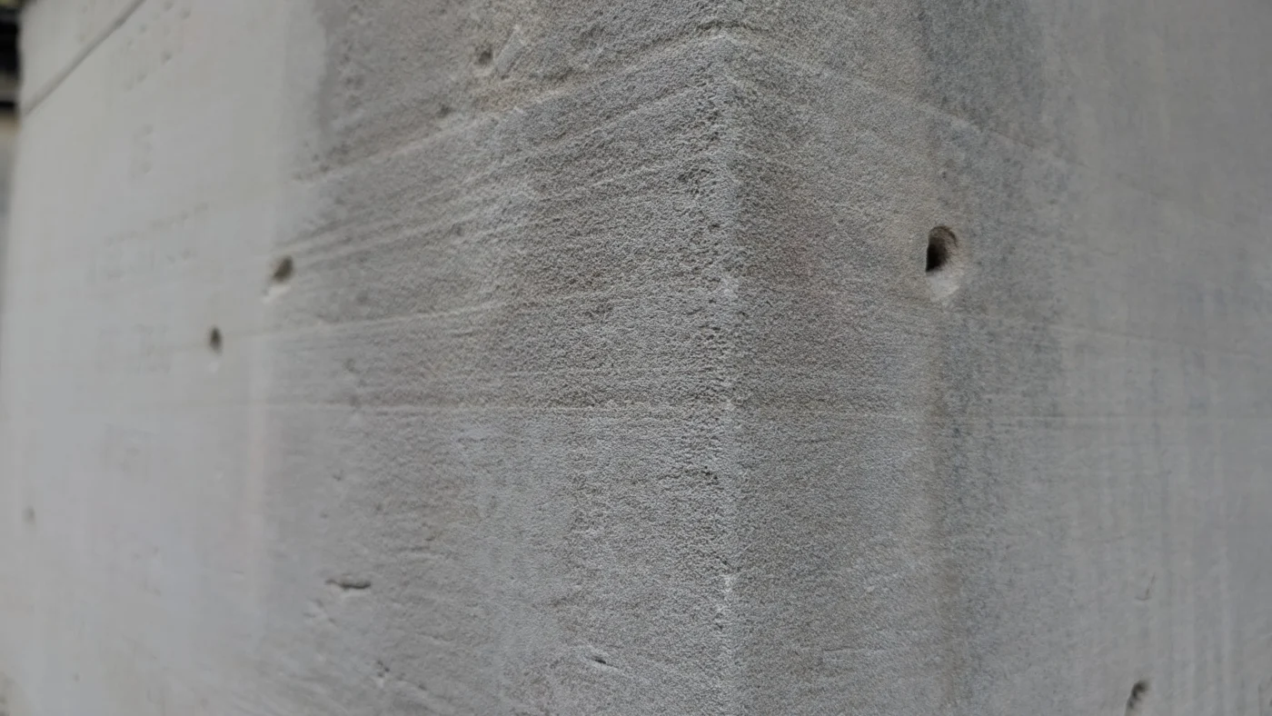 Gros plan sur une cavité dans la pierre de la tombe de Charles Nodier au Père-Lachaise.