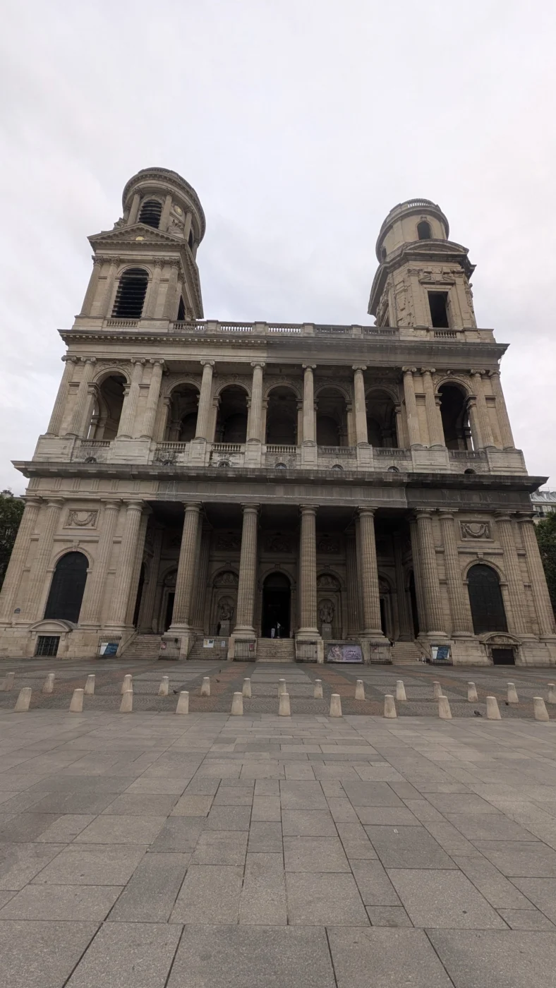 Façade principale de l’église Saint-Sulpice vue depuis la place Saint-Sulpice à Paris.
