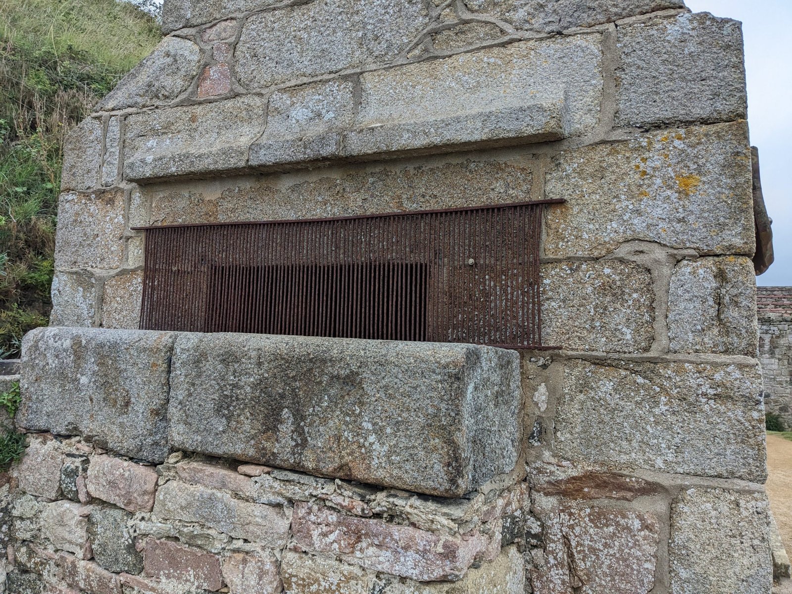 Ouverture grillagée du four à rougir les boulets du Fort La Latte.