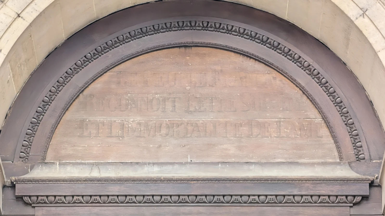 L’inscription révolutionnaire presque effacée de Saint-Sulpice