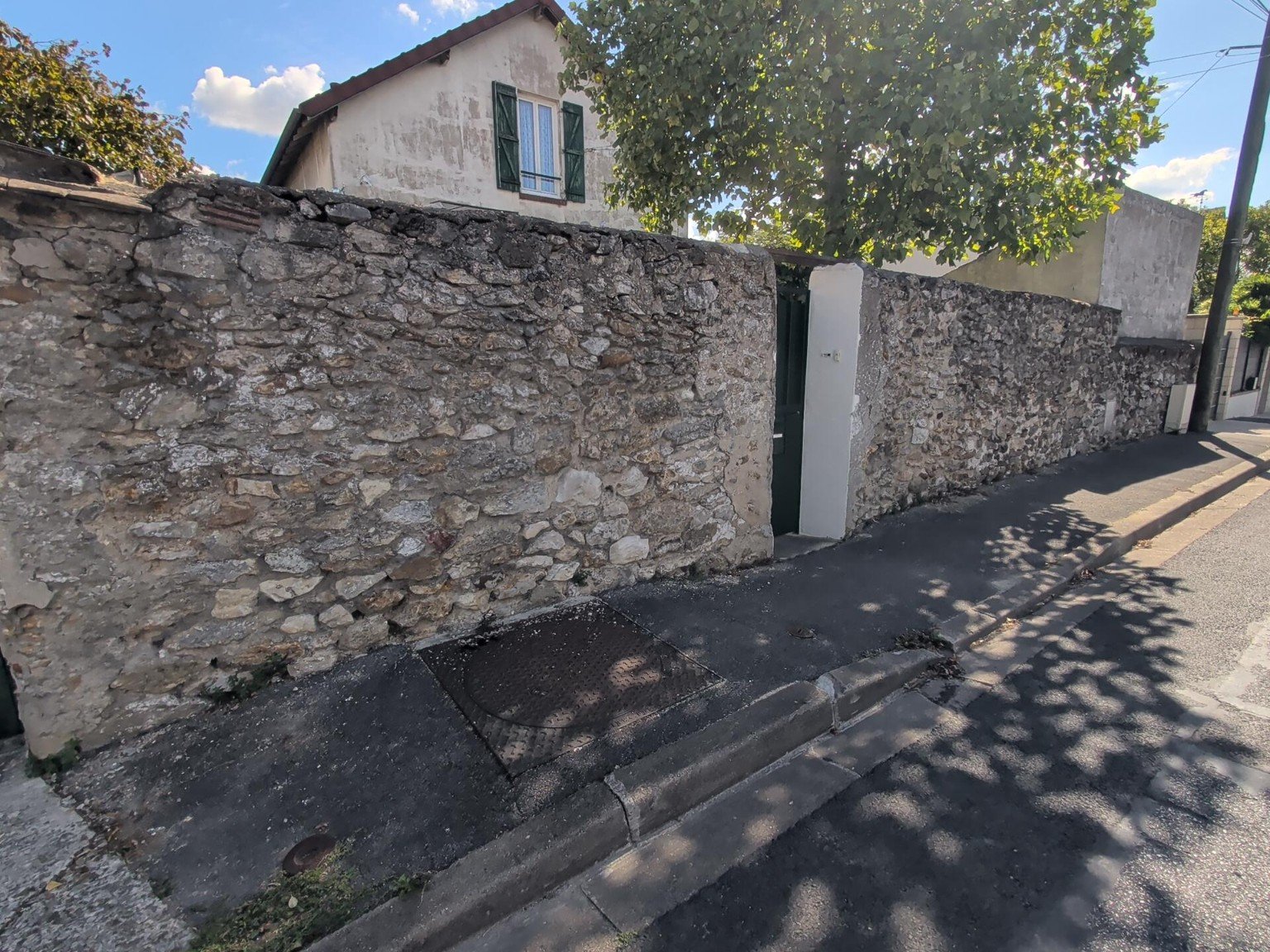 Mur ancien au 31 rue des Fécants à Villiers-sur-Marne, possible prolongement non confirmé de l’enceinte du Château Moderne