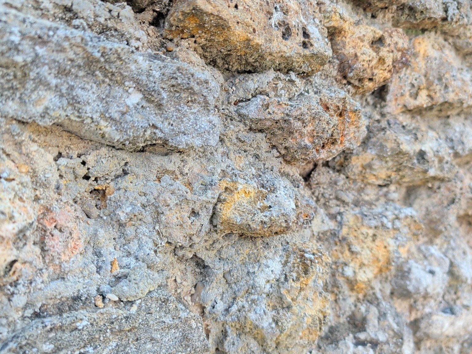 Détail du vestige Un mur du Château Moderne, témoin de la bataille de 1870