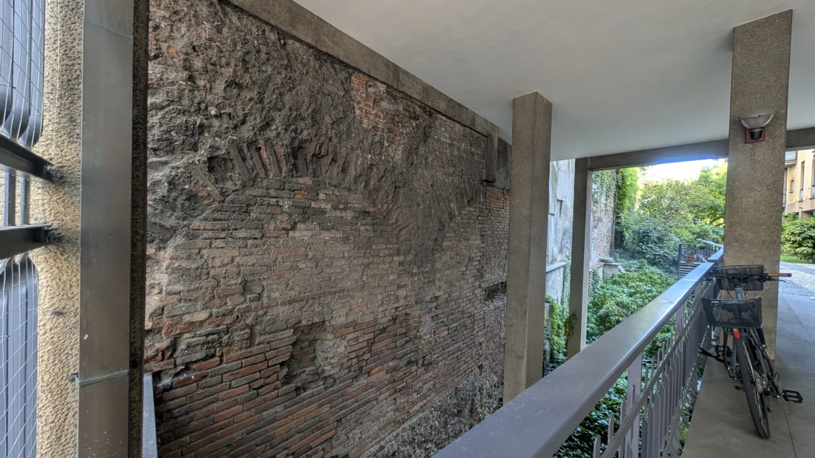 Le mur du cirque romain de Milan, caché derrière une grille de Via Vigna