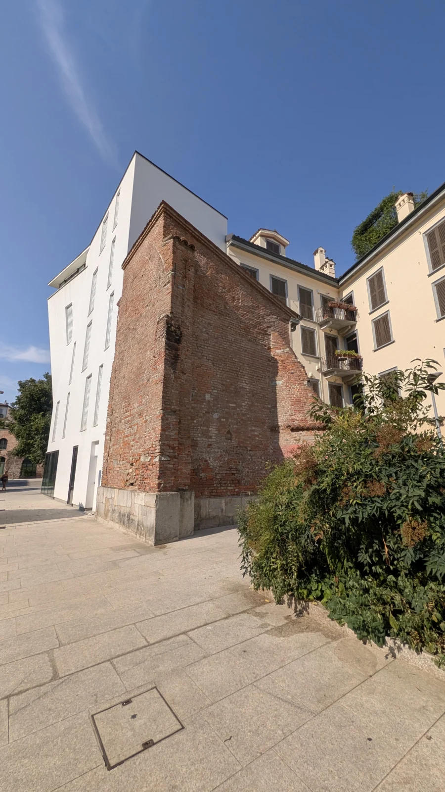 Le mur médiéval du Palazzo Gorani, vestige d’un palais détruit en 1943