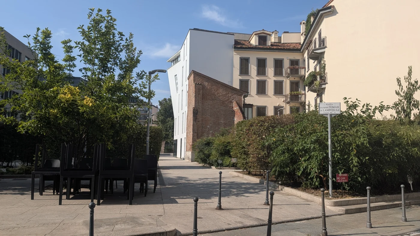 Vue de la Piazza Giuseppe Tomasi di Lampedusa à Milan avec le fragment du mur médiéval du Palazzo Gorani au milieu du quartier réaménagé.