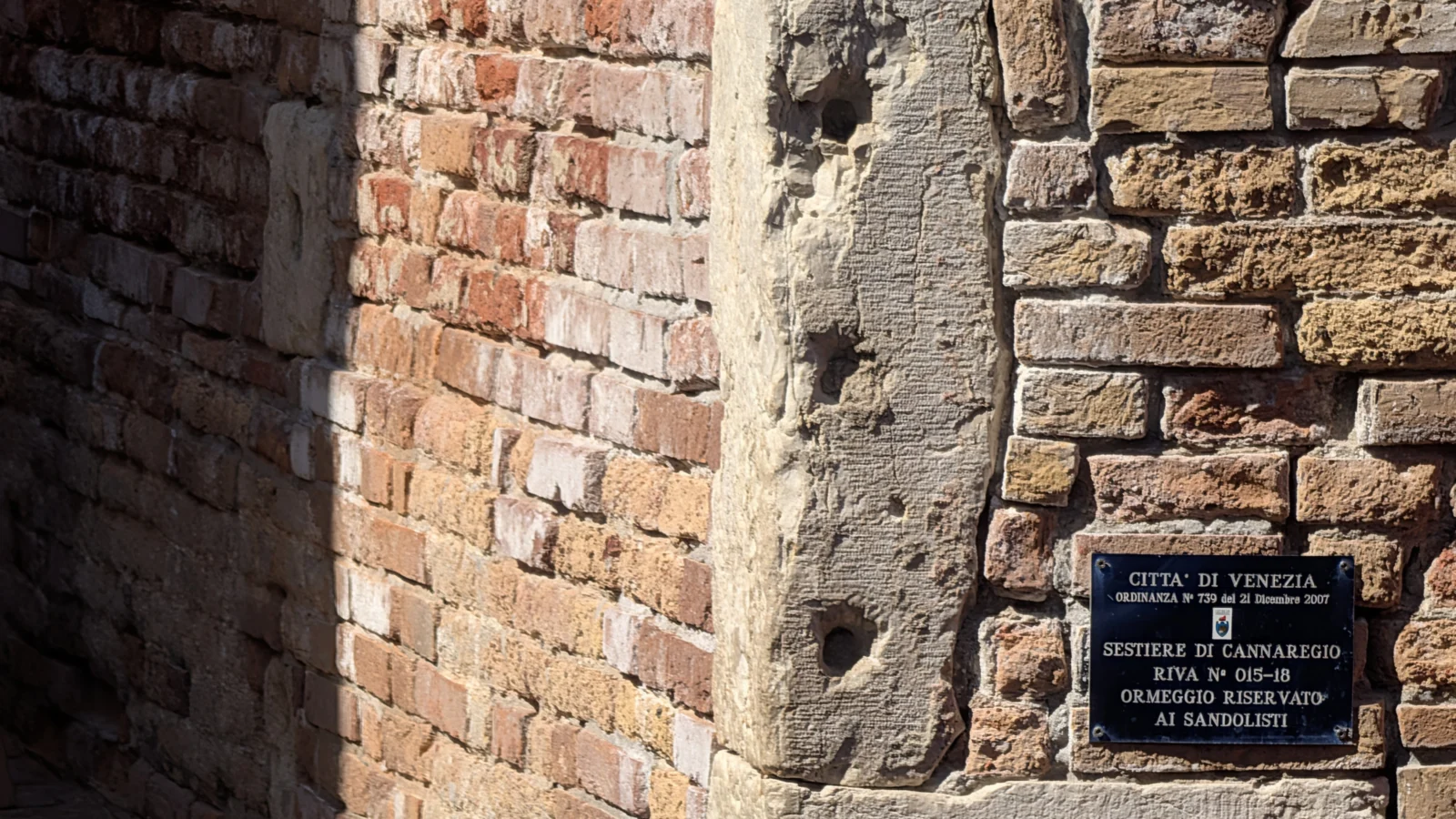 Les traces des portes du ghetto de Venise, fermées chaque nuit