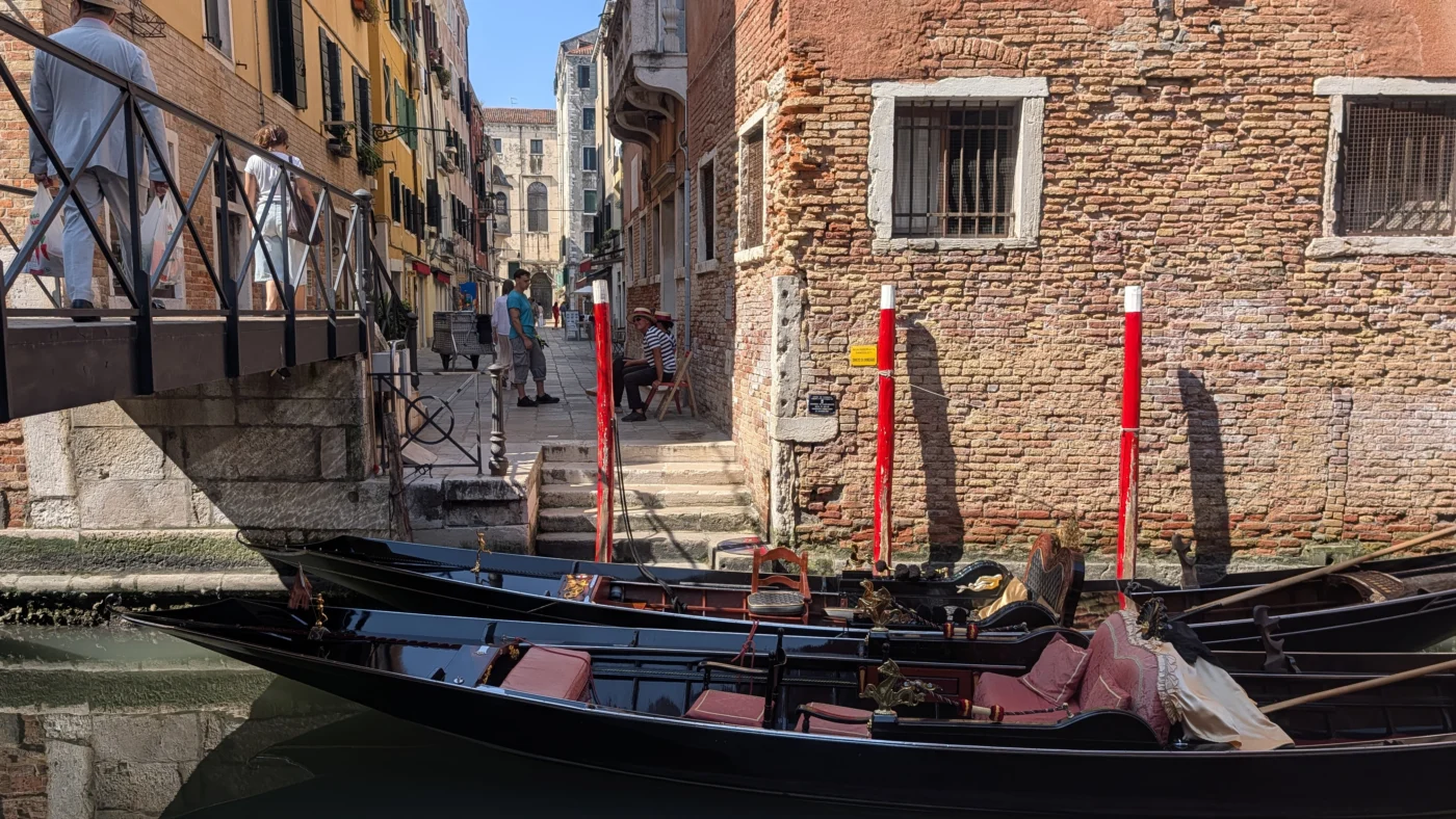 Vue d’ensemble du passage près du Ponte de Ghetto Vecchio à Venise, avec le montant de pierre portant les traces des anciennes portes au bord du canal.