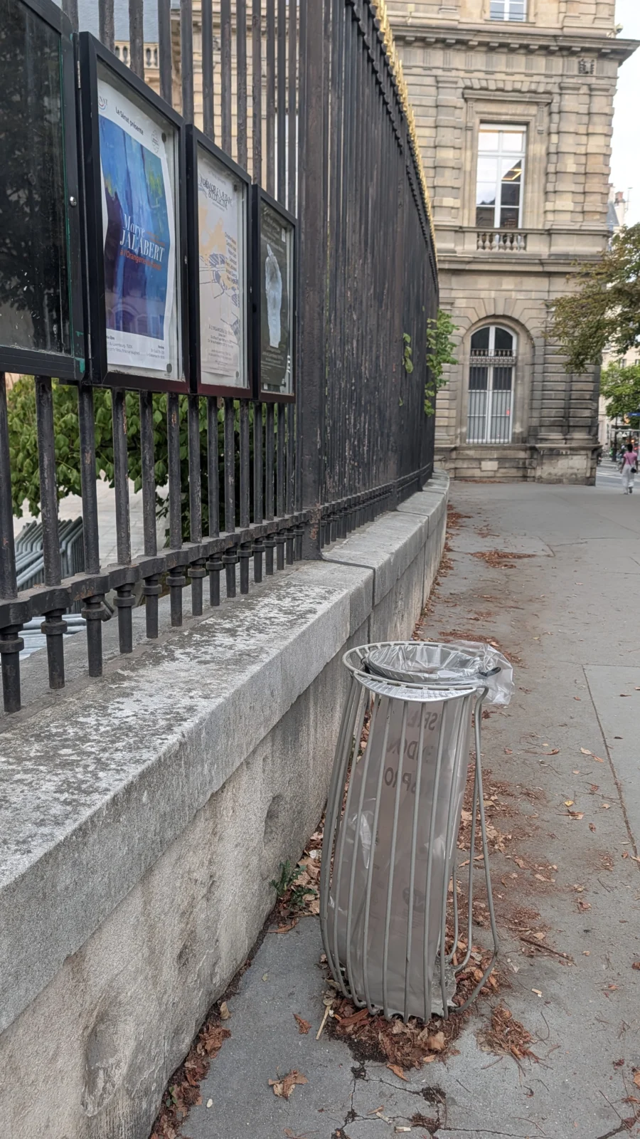 Vue d’ensemble du muret en pierre sous les grilles du Jardin du Luxembourg, rue de Vaugirard.