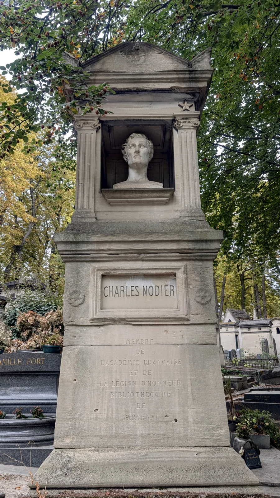 Les impacts de la Commune sur la tombe de Charles Nodier