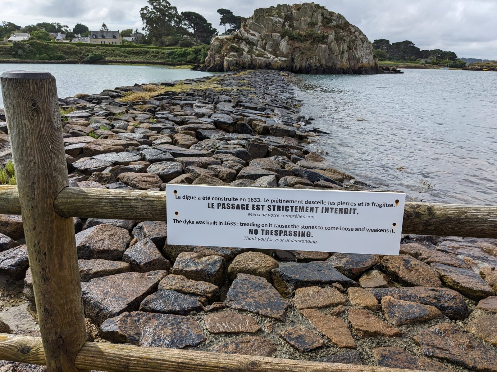 Détail du vestige Le moulin du Birlot, quand la mer faisait tourner les meules