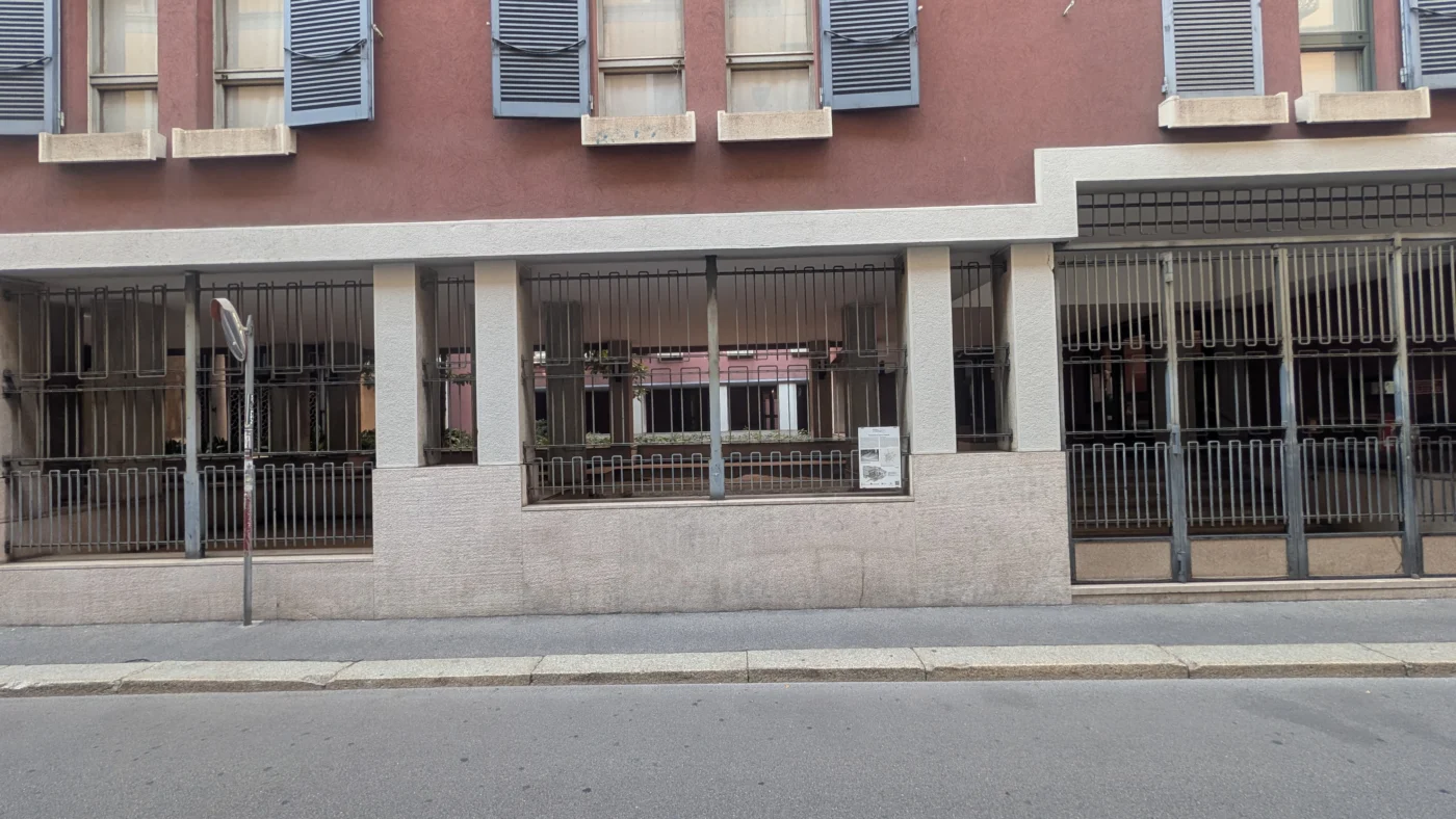 Façade et grilles de Via Morigi 2A à Milan, derrière lesquelles est conservé le pavement romain.