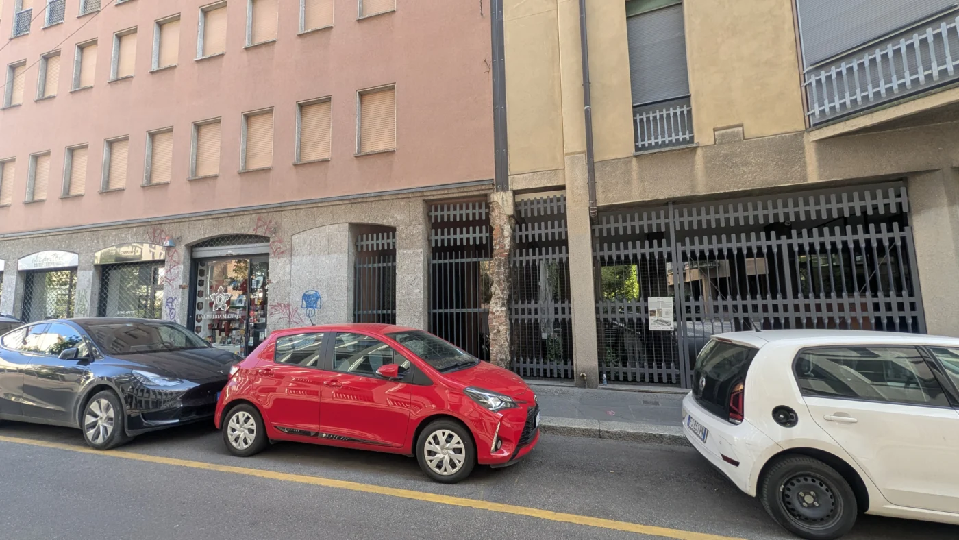 Façade moderne de Via Vigna 1 à Milan ; derrière les grilles se trouvent les vestiges du mur du cirque romain de Mediolanum.