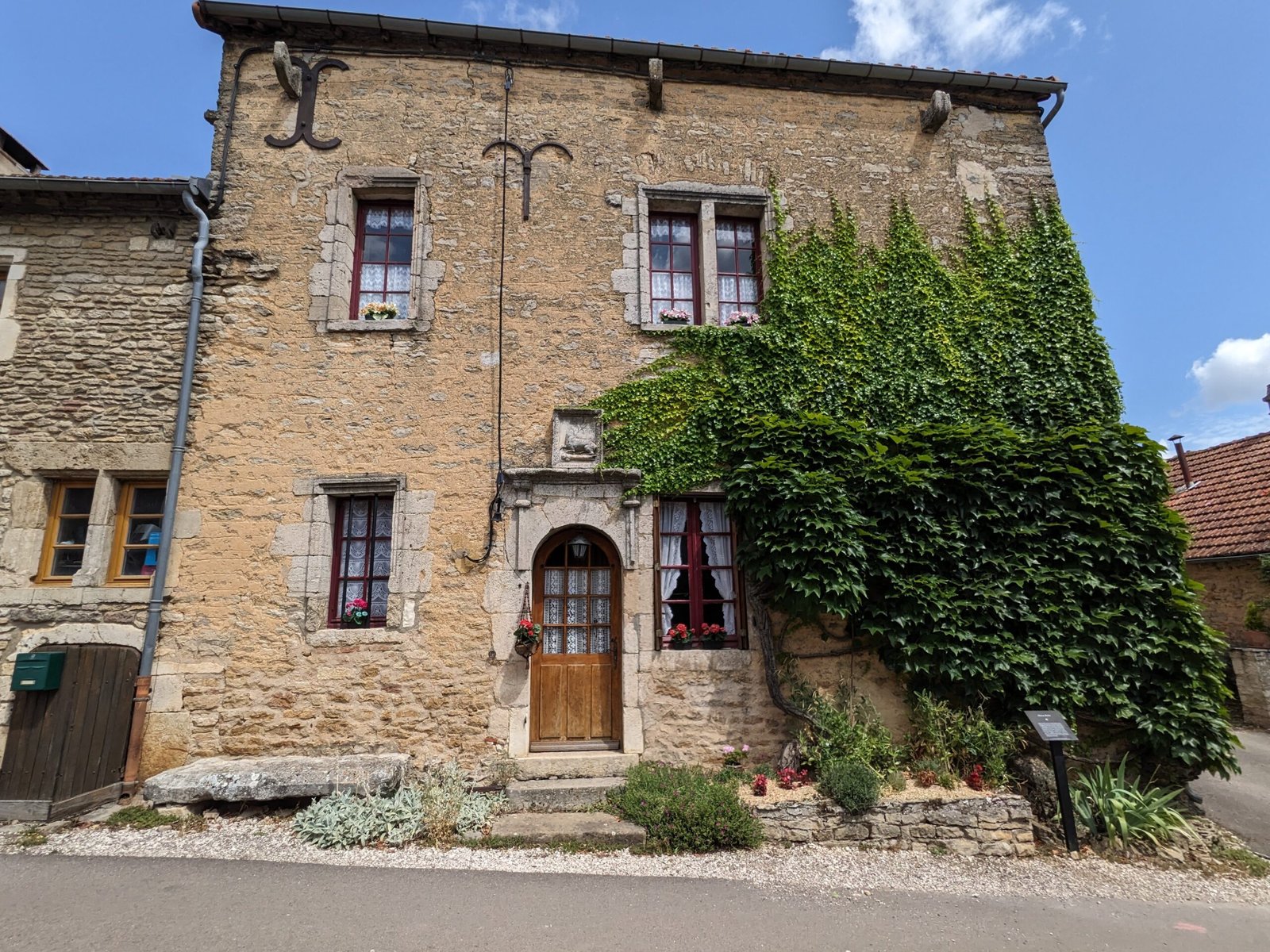 Détail du vestige Une biche, un os : le blason-rébus de la maison Bichot
