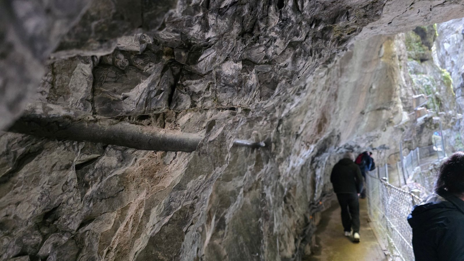 Chemin de promenade étroit le long d'une paroi rocheuse de la Partnachklamm.