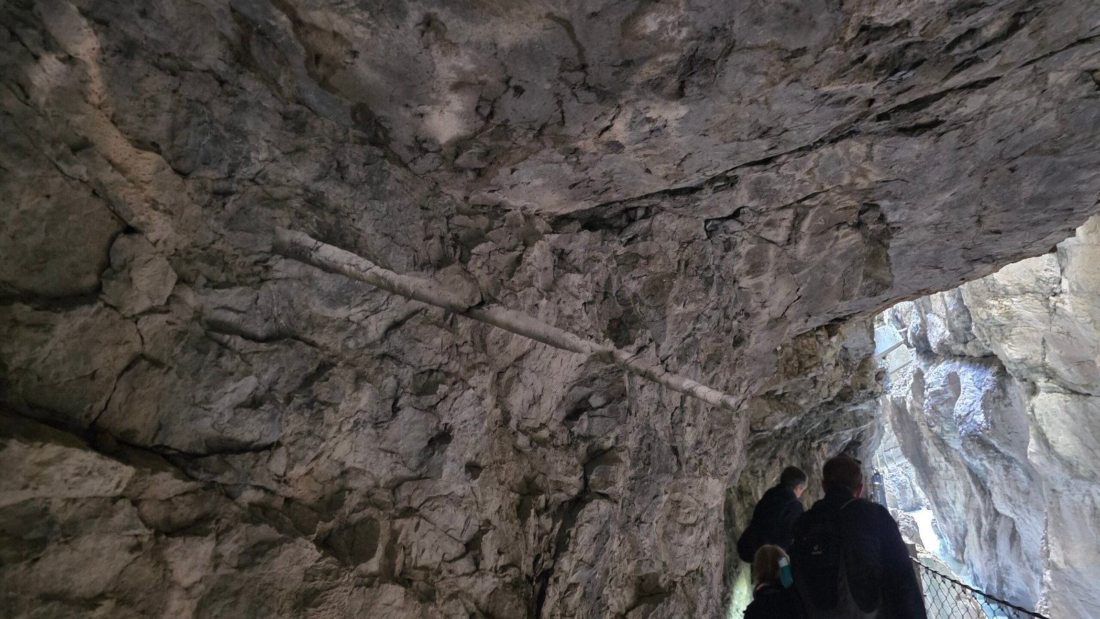 Vue de la voûte rocheuse du passage aménagé dans la Partnachklamm.