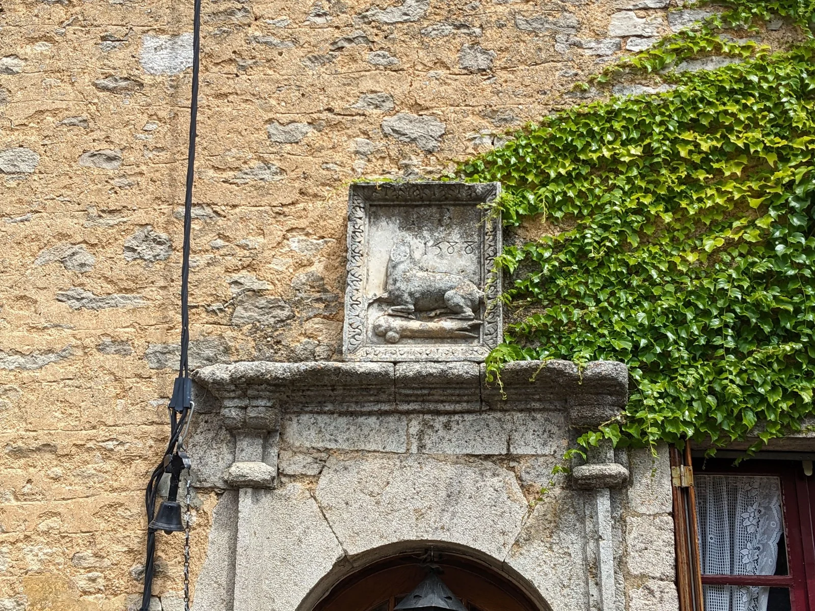 Une biche, un os : le blason-rébus de la maison Bichot